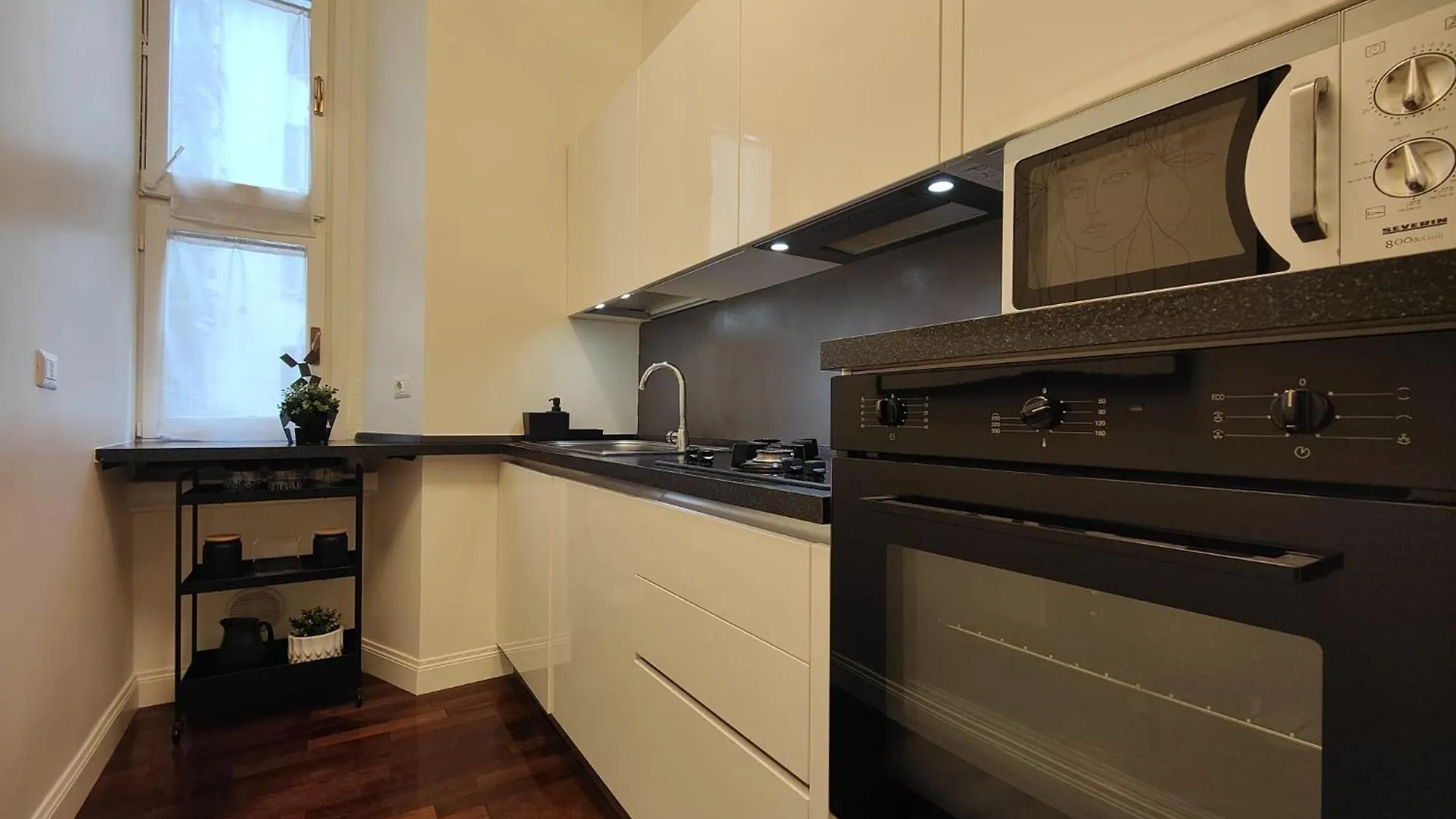 9 Guests Apartments, 4 Bedrooms, 4 Baths In Milano Downtown With Ac, Wifi And Subway M1 M2 Airport Connected 0*, Milan Italy