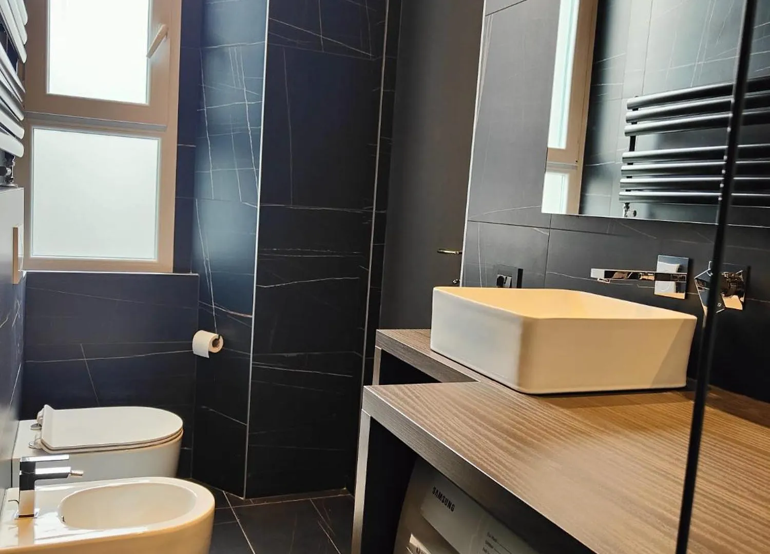 9 Guests Apartments, 4 Bedrooms, 4 Baths In Milano Downtown With Ac, Wifi And Subway M1 M2 Airport Connected Italy