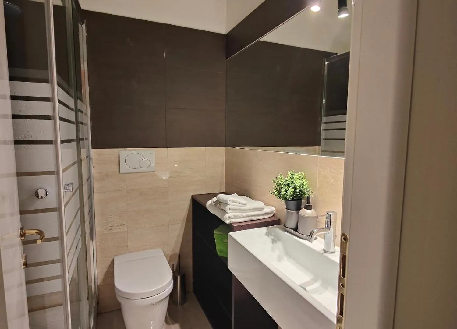 9 Guests Apartments, 4 Bedrooms, 4 Baths In Milano Downtown With Ac, Wifi And Subway M1 M2 Airport Connected Apartment Milan