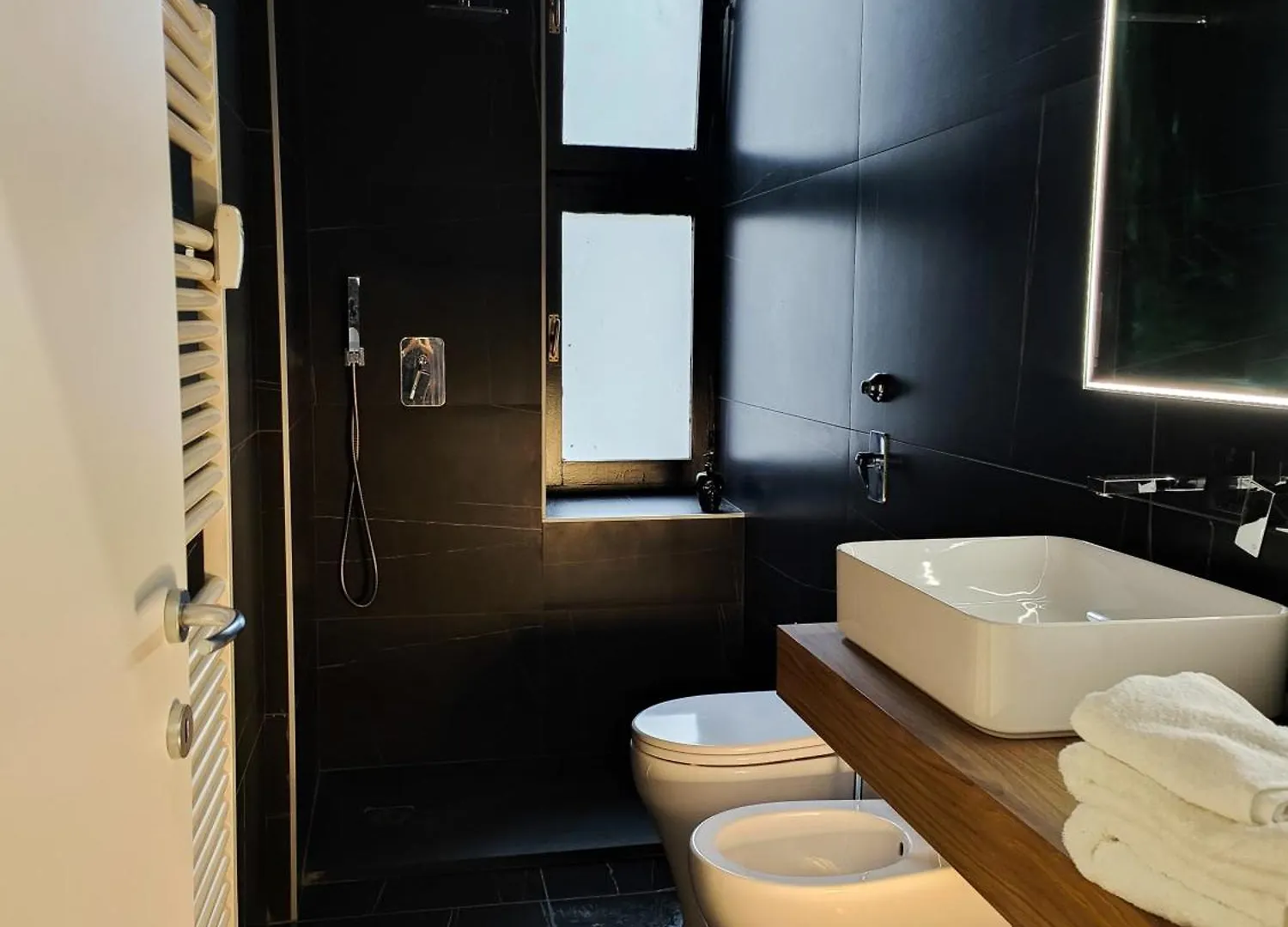 9 Guests Apartments, 4 Bedrooms, 4 Baths In Milano Downtown With Ac, Wifi And Subway M1 M2 Airport Connected 0*, Milan Italy